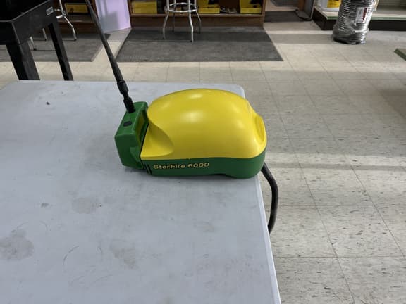 Image of John Deere StarFire 6000 equipment image 3