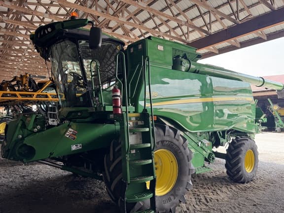 Image of John Deere T670 equipment image 1