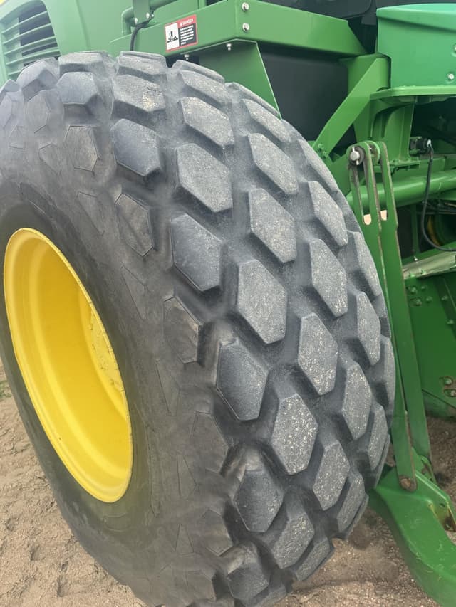 Image of John Deere W235R equipment image 3