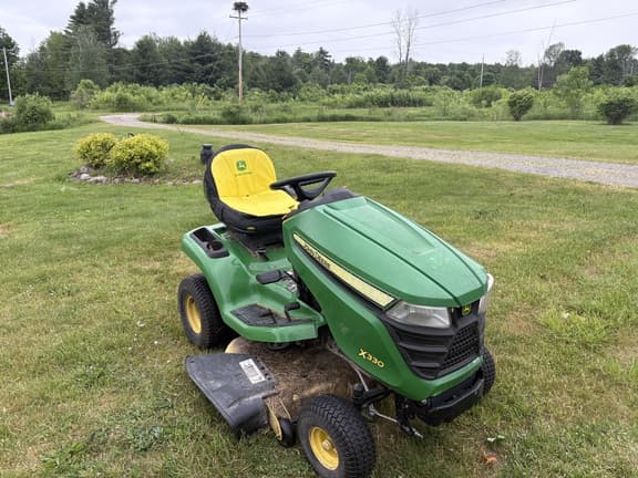 Image of John Deere X330 equipment image 1