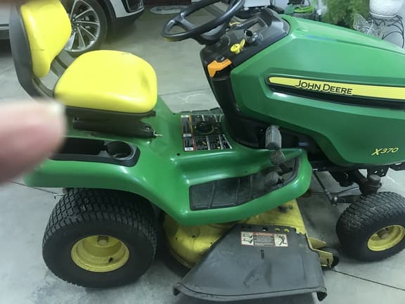 Image of John Deere X370 equipment image 4