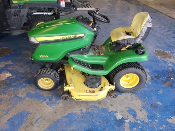 Image of John Deere X390 equipment image 1