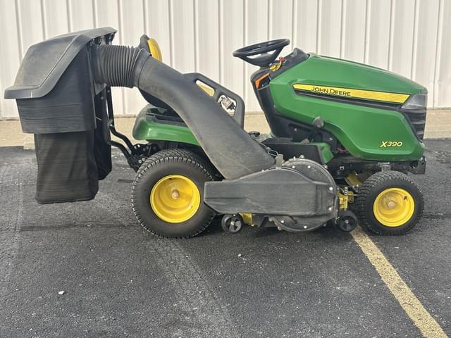 Image of John Deere X390 equipment image 3