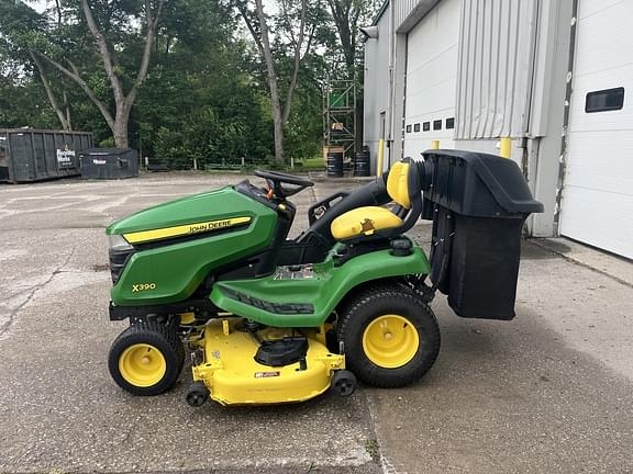 Image of John Deere X390 equipment image 4