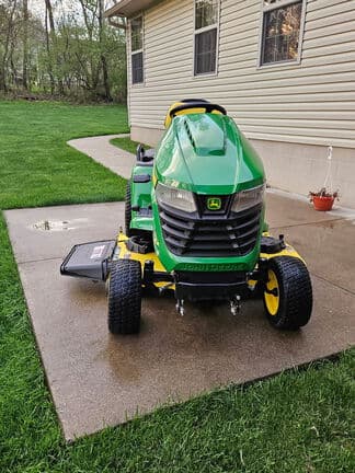 Image of John Deere X570 equipment image 1