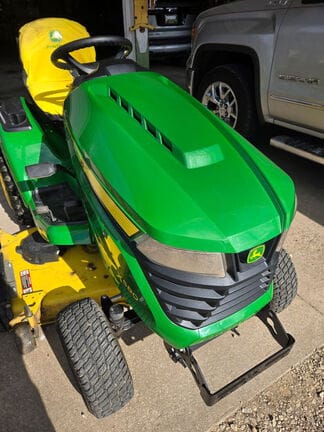2017 John Deere X580 Equipment Image0
