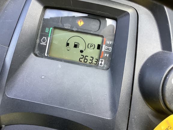 Image of John Deere X590 equipment image 3