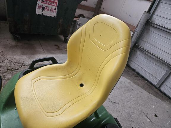 Image of John Deere X590 equipment image 4