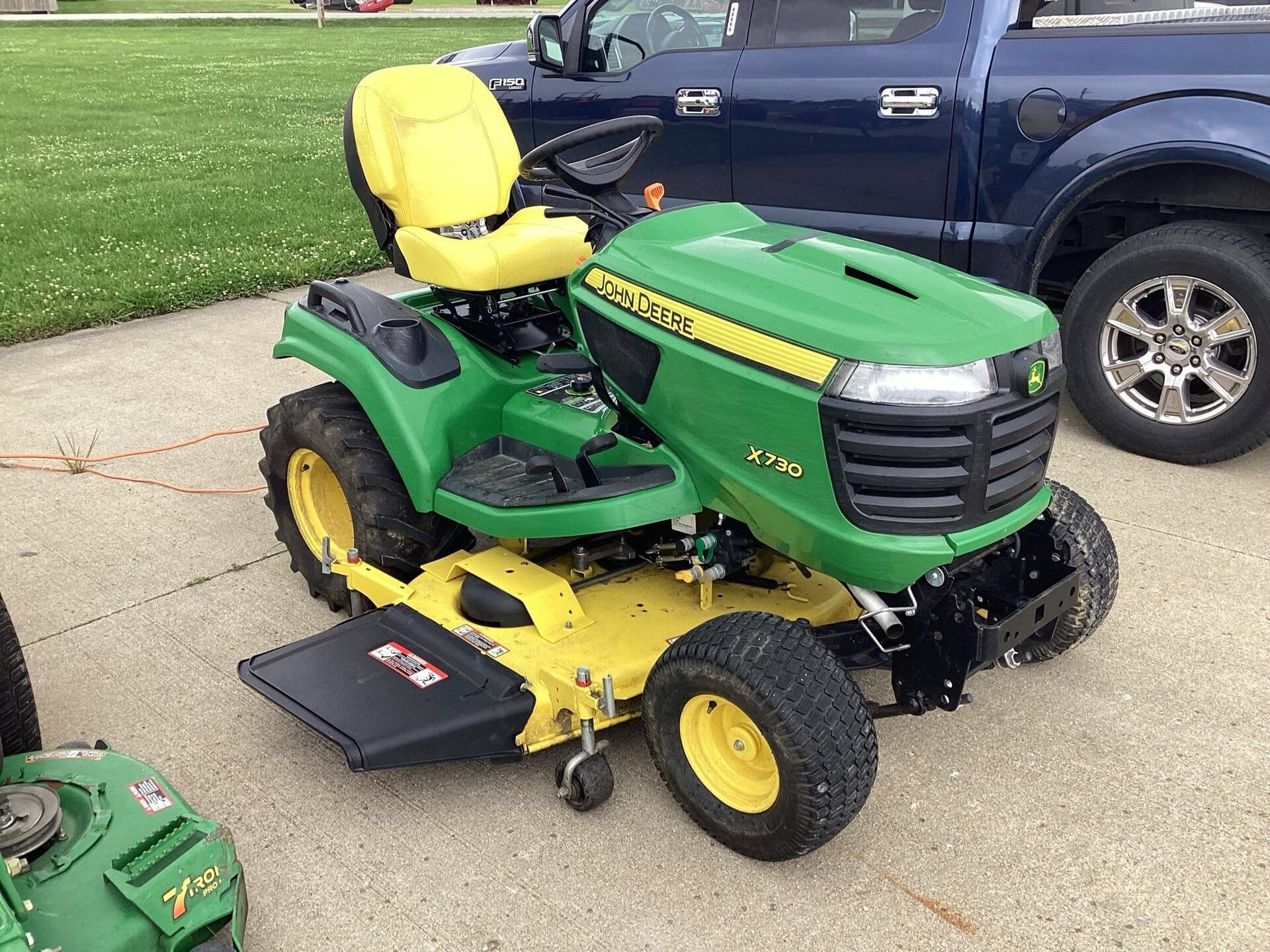 2017 John Deere X730 Equipment Image0
