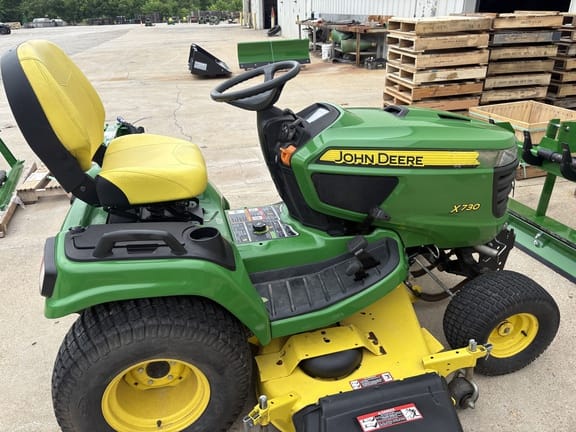 2017 John Deere X730 Equipment Image0