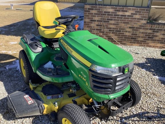 Image of John Deere X734 equipment image 1