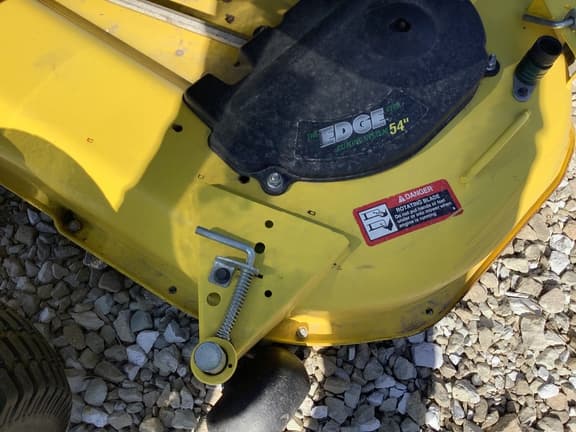 Image of John Deere X734 equipment image 4