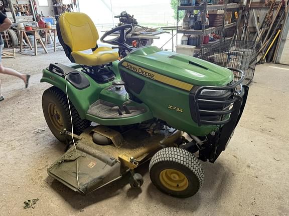 Image of John Deere X734 equipment image 4
