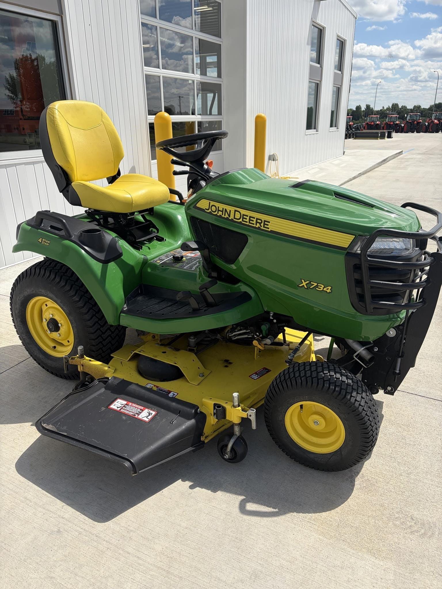 2017 John Deere X734 Equipment Image0