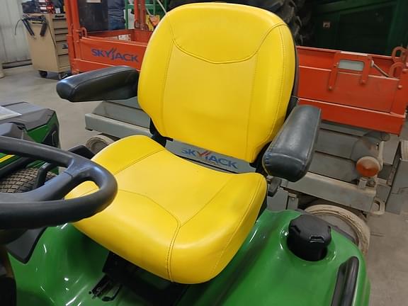 Image of John Deere X738 equipment image 4