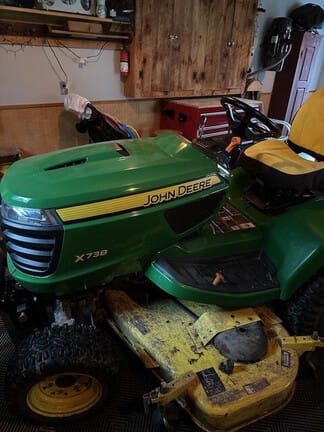 2017 John Deere X738 Equipment Image0