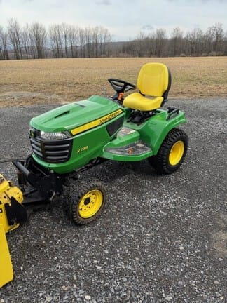 2017 John Deere X738 Equipment Image0