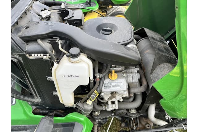 Image of John Deere X738 equipment image 4