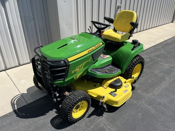 2017 John Deere X738 Equipment Image0