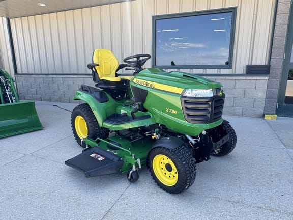 2017 John Deere X738 Equipment Image0