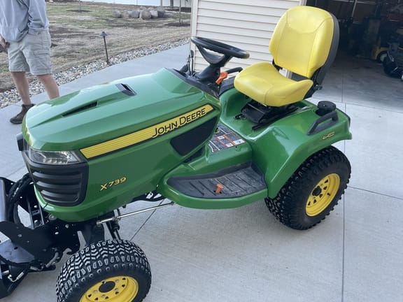 2017 John Deere X739 Equipment Image0