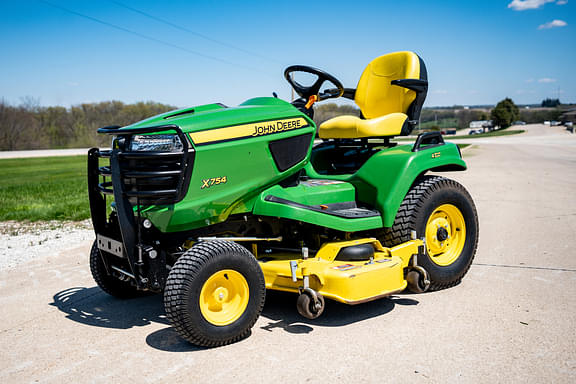 Image of John Deere X754 equipment image 3