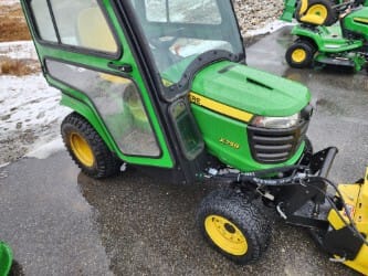 Main image John Deere X758