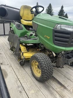 Image of John Deere X758 equipment image 1