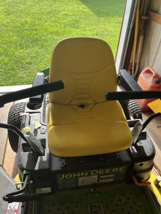 Image of John Deere Z335M equipment image 3