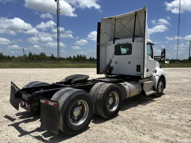 Image of Kenworth T680 equipment image 4