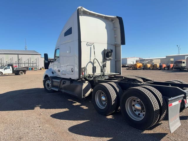 Image of Kenworth T680 equipment image 3