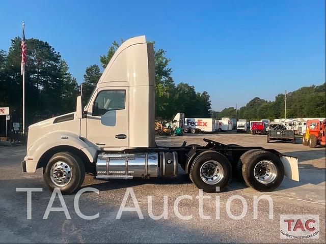 Image of Kenworth T880 equipment image 1