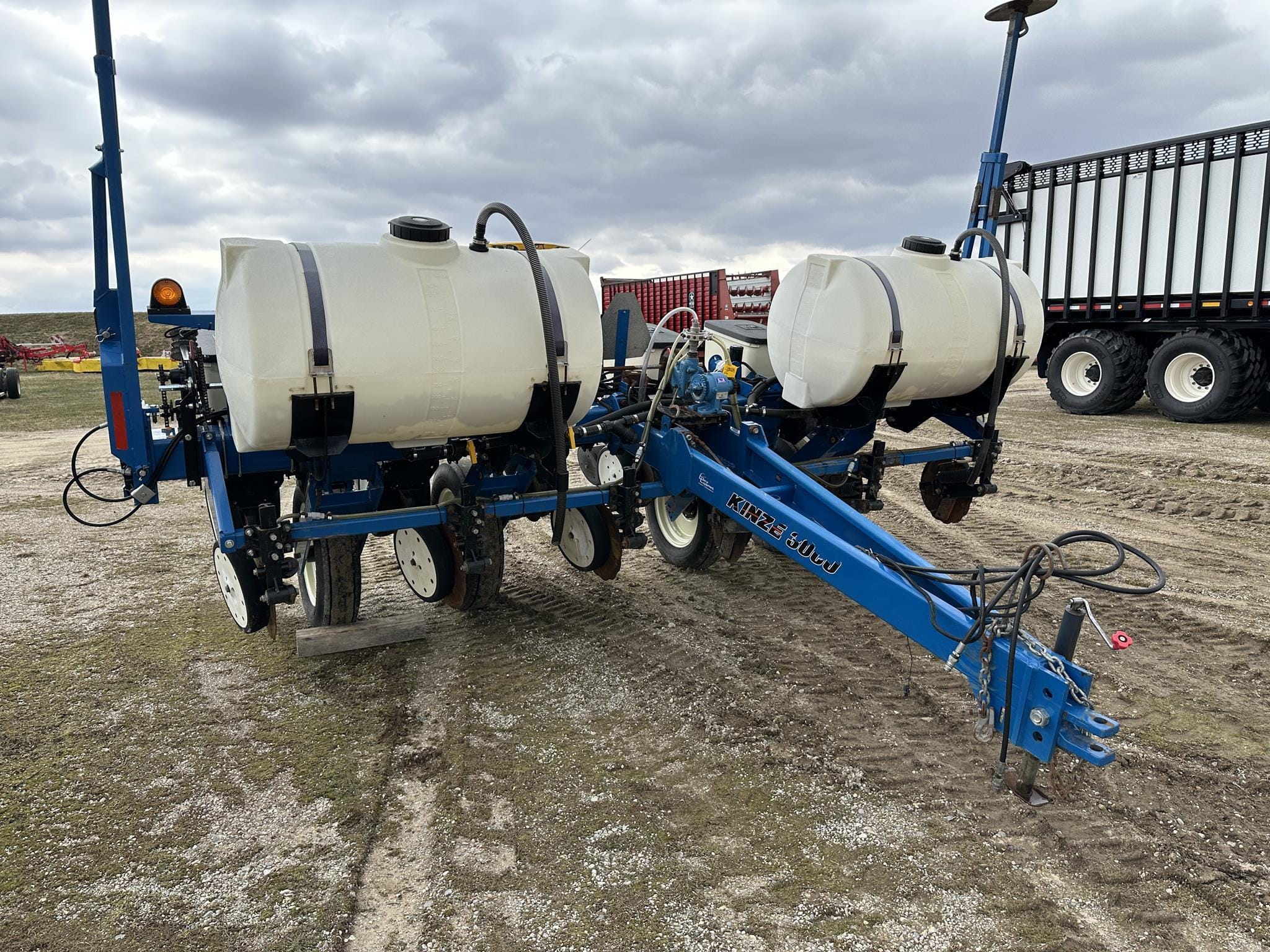 2017 Kinze 3000 Equipment Image0
