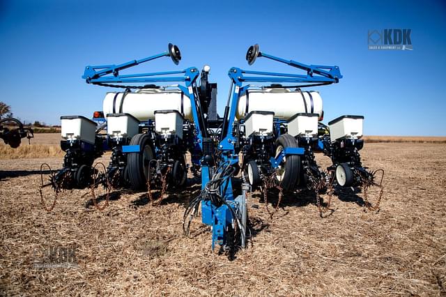 Image of Kinze 3200 equipment image 3