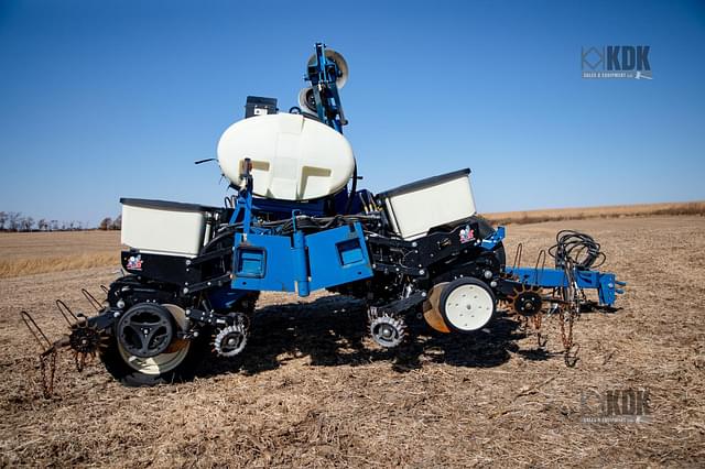 Image of Kinze 3200 equipment image 4