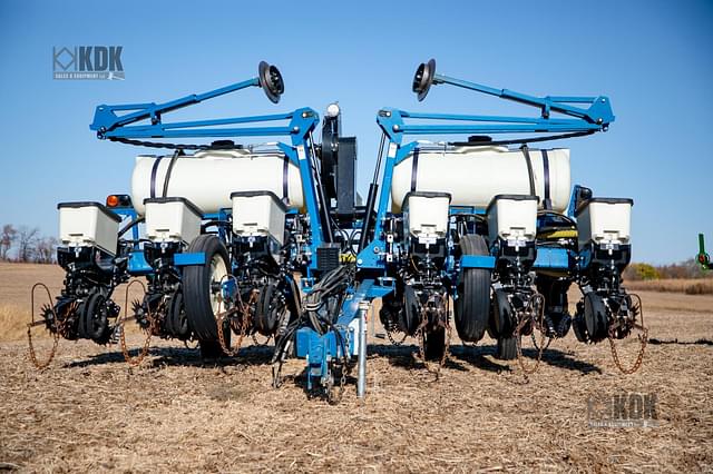 Image of Kinze 3200 equipment image 1