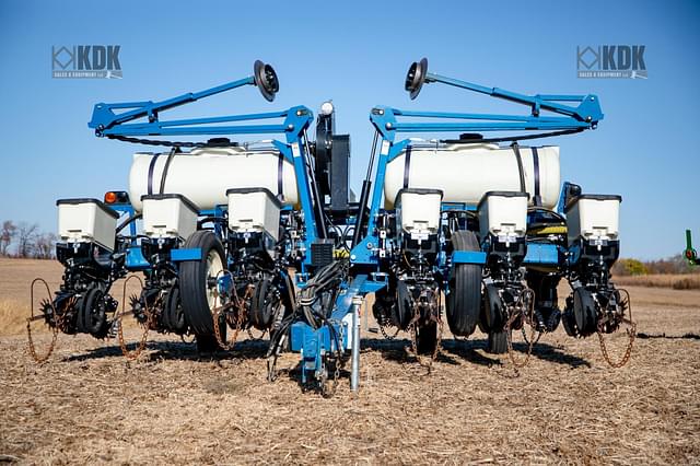 Image of Kinze 3200 equipment image 3