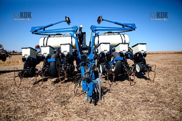 Image of Kinze 3200 equipment image 4