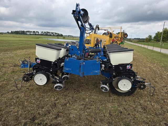 Image of Kinze 3200 equipment image 3