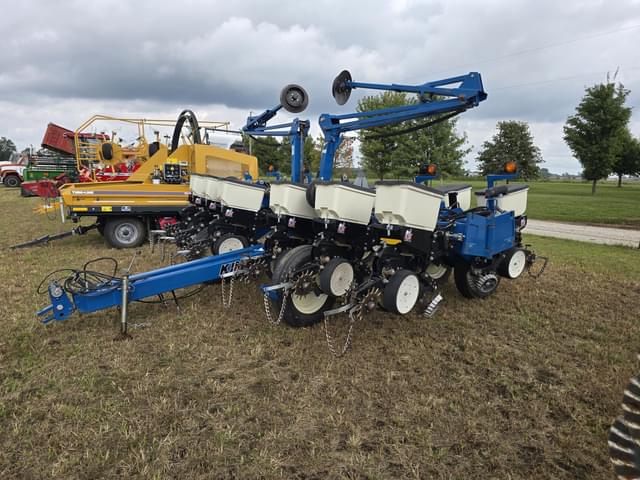 Image of Kinze 3200 equipment image 2