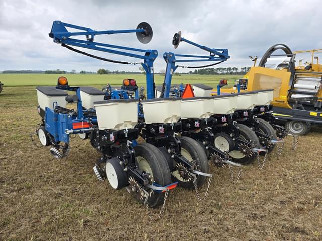 Image of Kinze 3200 equipment image 4