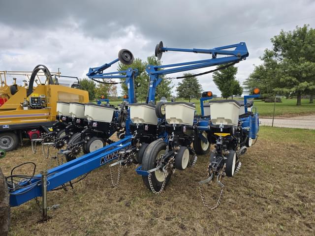 Image of Kinze 3200 equipment image 1