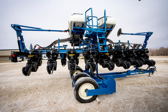 Image of Kinze 3500 equipment image 4