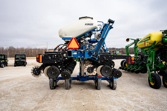 Image of Kinze 3500 equipment image 2