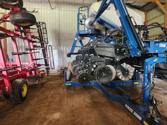 Image of Kinze 3500 equipment image 3