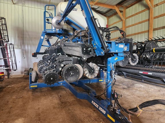 2017 Kinze 3500 Equipment Image0