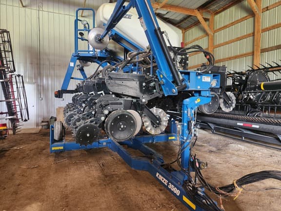Image of Kinze 3500 equipment image 2