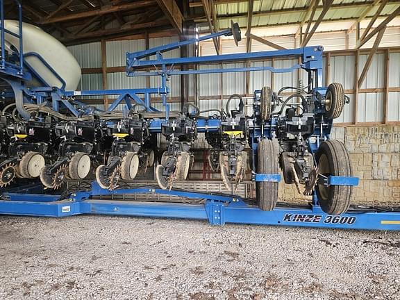 Image of Kinze 3600 equipment image 2