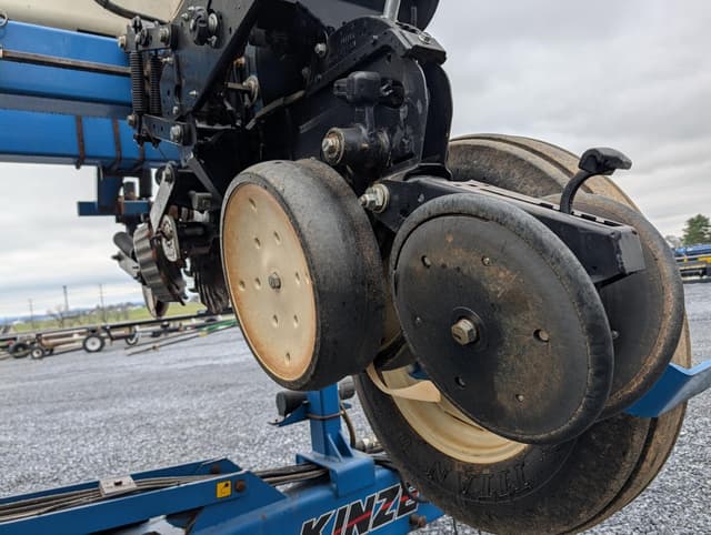 Image of Kinze 3600 equipment image 3