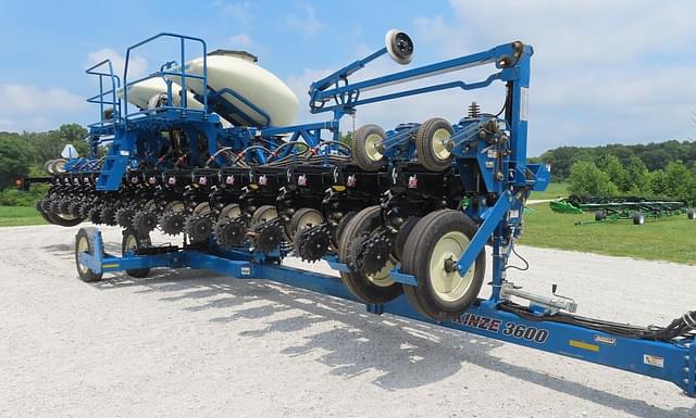 Image of Kinze 3600 equipment image 3